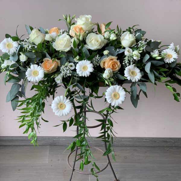 Arrangement autel blanc et pêche