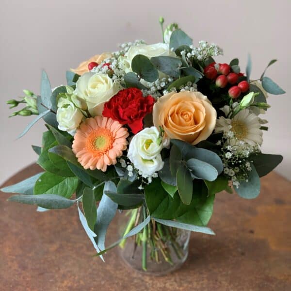 Bouquet coloré dans les tons blanc / rouge / pêche