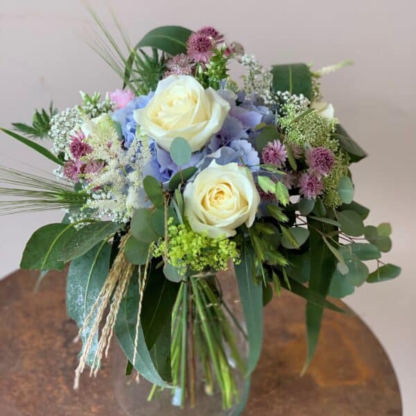 Bouquet de mariée champêtre blanc, rose et une touche de bleu clair