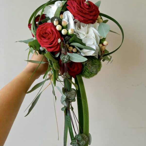Bouquet de mariée rond rouge et blanc avec une retombée en feuillage