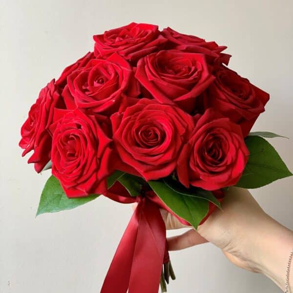 Alternative view of Bouquet de mariée uniquement en roses rouge