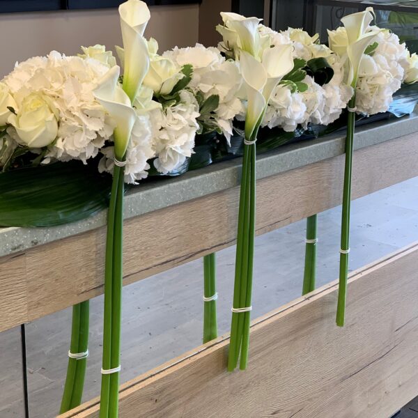 Alternative view of Arrangement autel moderne blanc et vert