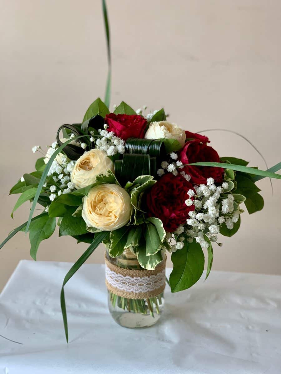 Bouquet rond roses anglaises rouge et crème