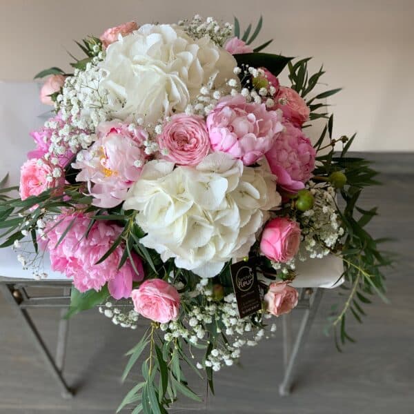 Alternative view of Arrangement autel rond rose et blanc