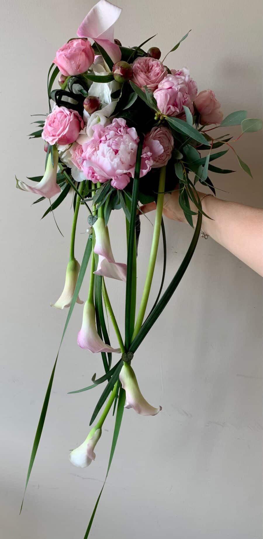 Bouquet de mariée retombant rose