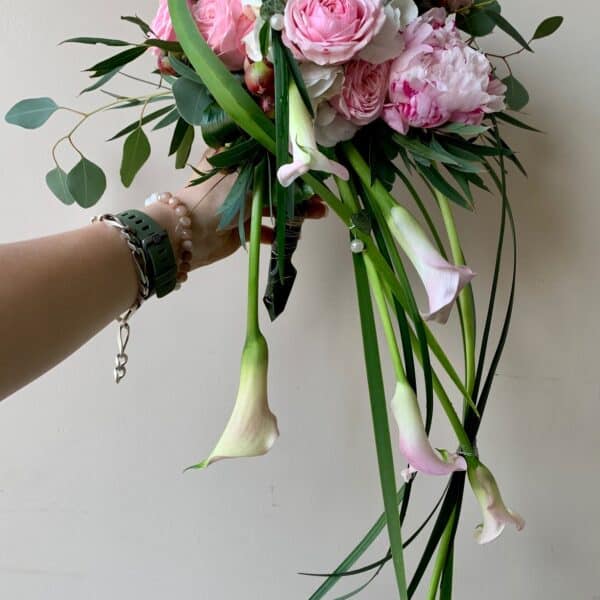 Alternative view of Bouquet de mariée retombant rose