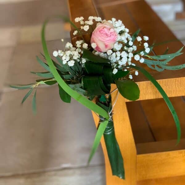 Alternative view of Banc d'église bouton de rose rose et gypsophile