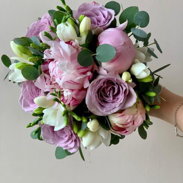 Alternative view of Bouquet de mariée rond rose, mauve et une touche de blanc