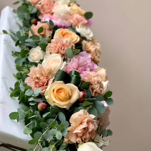 Alternative view of Grand arrangement de table en longueur pêche, rose et crème