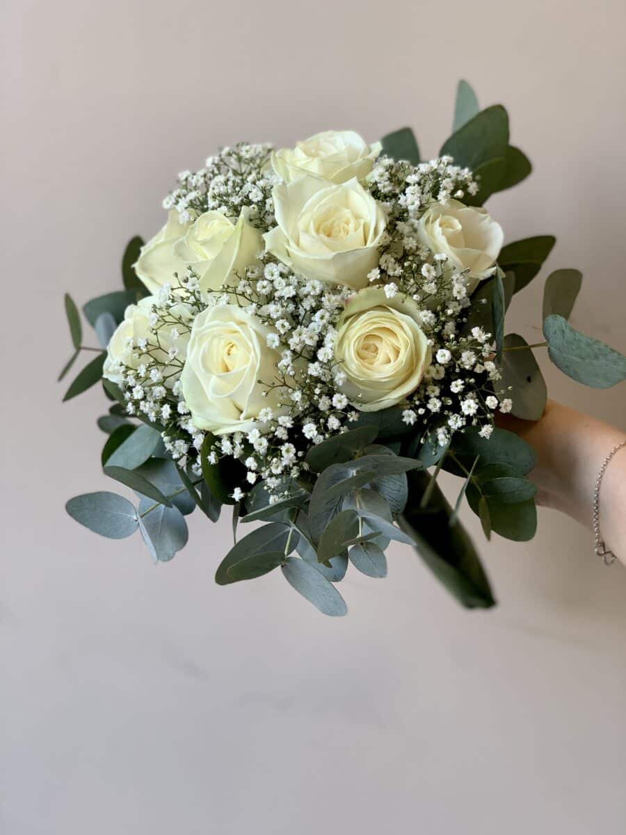 Bouquet de mariée rond roses blanches, gypsophile et eucalyptus