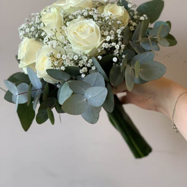 Alternative view of Bouquet de mariée rond roses blanches, gypsophile et eucalyptus
