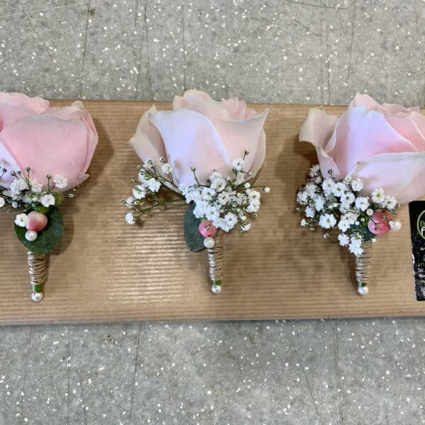 Boutonnière rose rose pâle et touche de gypsophile