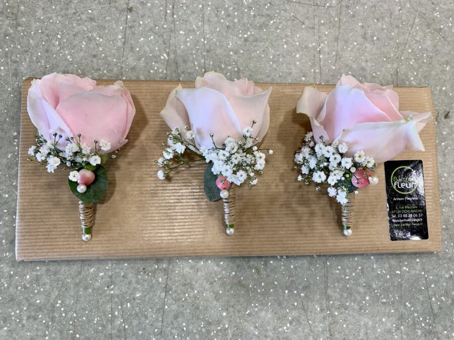 Boutonnière rose rose pâle et touche de gypsophile
