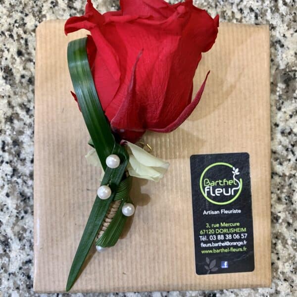 Boutonnière marié rose rouge éternelle
