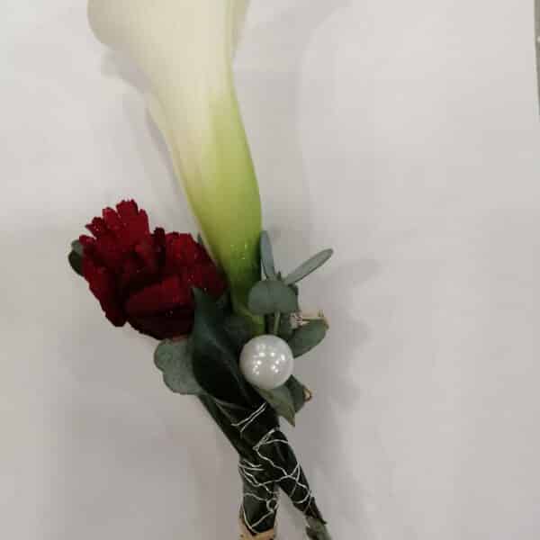 Boutonnière marié Arum (calla) et touche d'œillet bordeaux
