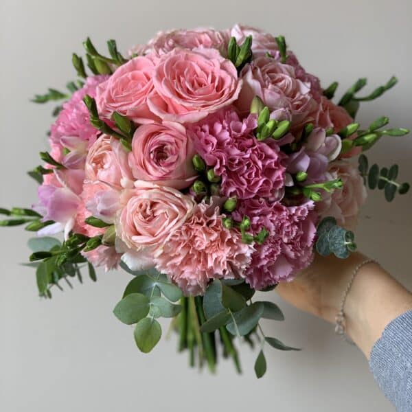 Alternative view of Bouquet de mariée rond serré rose