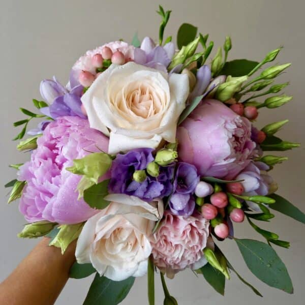 Bouquet de mariée rond rose, mauve et crème