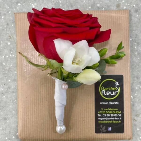 Boutonnière marié rose rouge et freesia