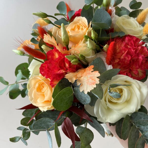 Alternative view of Bouquet de mariée rond orange, rouge et touche de blanc