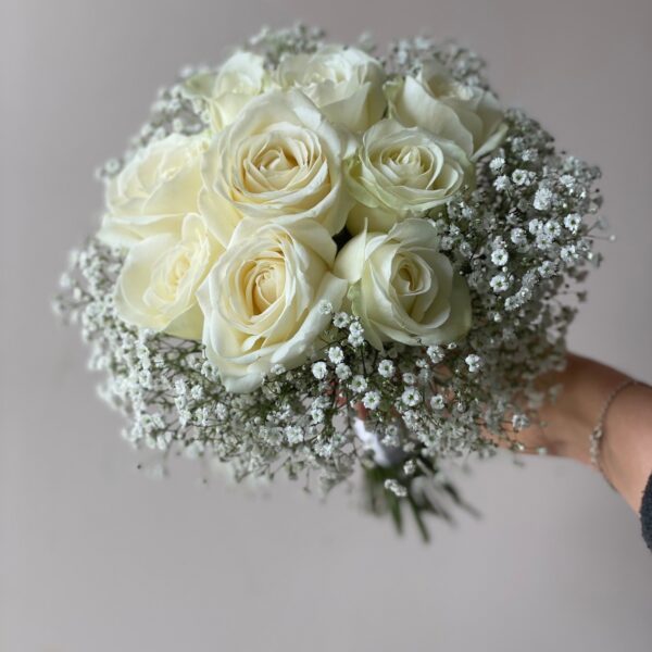 Bouquet de mariée rond de roses blanches et gypsophile sans feuillage