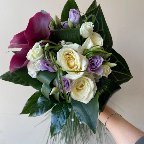Alternative view of Bouquet de mariée rond asymétrique blanc et mauve