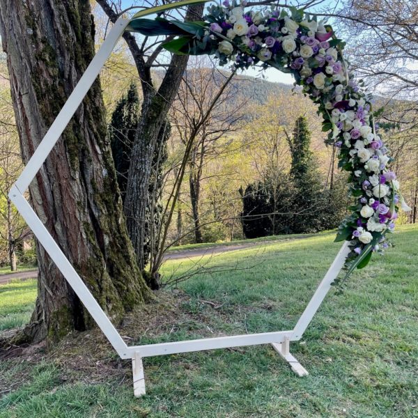 Alternative view of Décor d'une arche asymétrique blanc et mauve