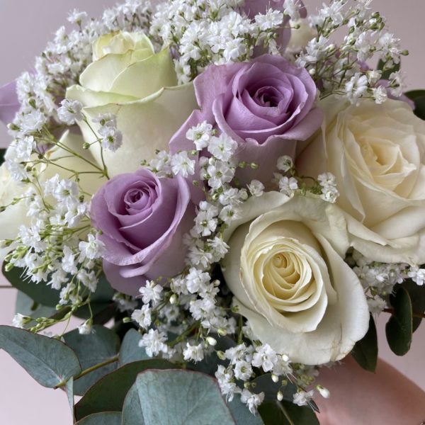 Alternative view of Bouquet de mariée rond roses blanche et mauve