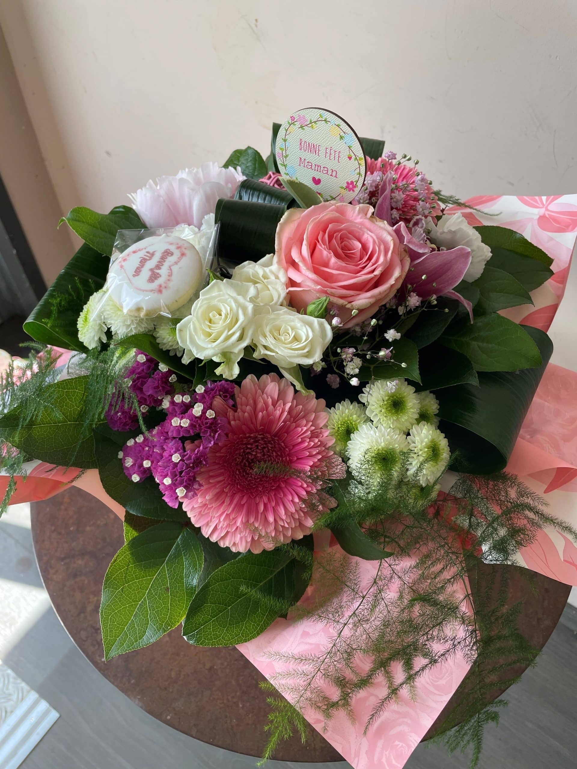 Grand bouquet rond rose avec sa réserve d'eau