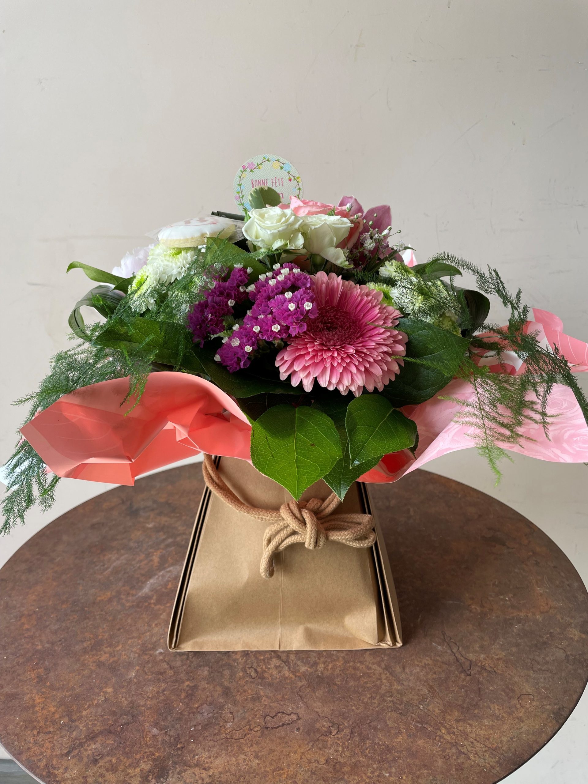 Grand bouquet rond rose avec sa réserve d'eau – Image 2