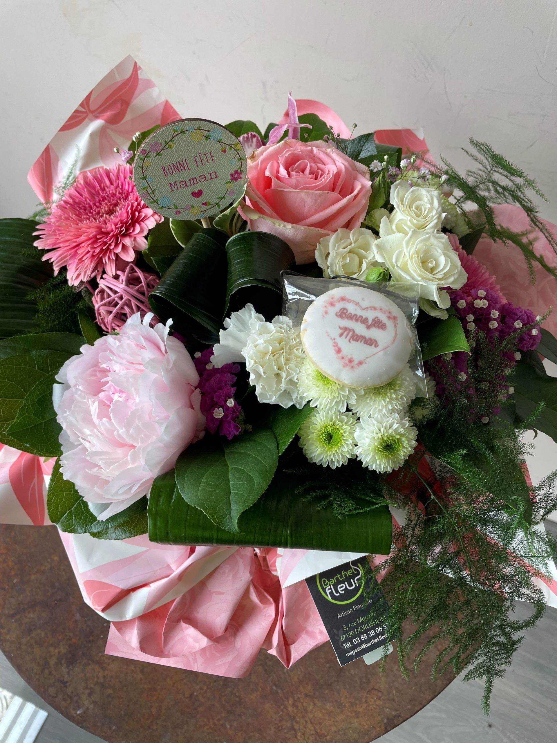 Grand bouquet rond rose avec sa réserve d'eau – Image 3