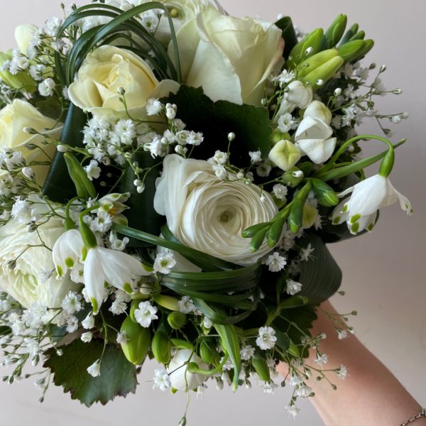 Bouquet de mariée printanier vert et blanc – Image 3
